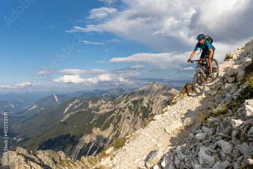 Mountainbiken an der Schöttelkarspitze © Stephan Baur