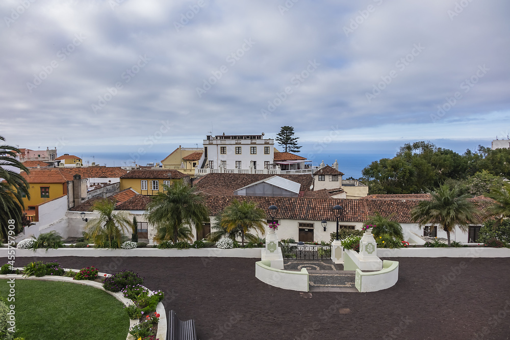 Obraz premium XIX century La Orotava public Victoria Gardens (Jardines Victoria): numerous water fountains, terraced gardens with colorful flowers and marble mausoleum. La Orotava, Tenerife, Canary Islands, Spain.