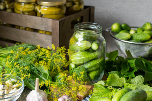 Fotografia Canned cucumbers and pickle ingredients
