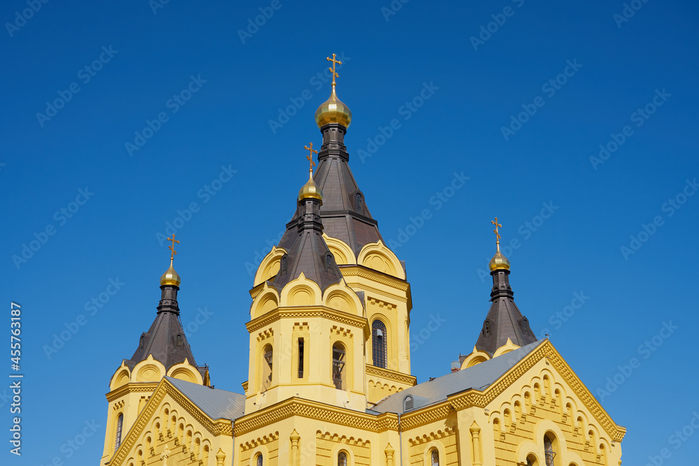 Obraz premium Alexander Nevsky Cathedral in Nizhny Novgorod with blue sky on the background.