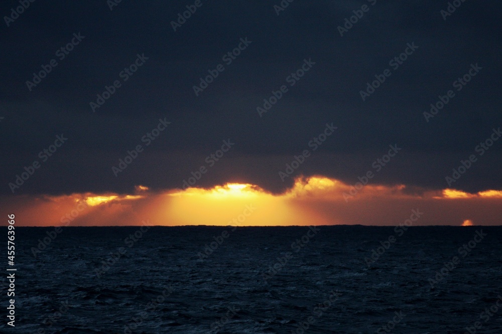 Naklejka premium Sonnenaufgang über dem Ozean