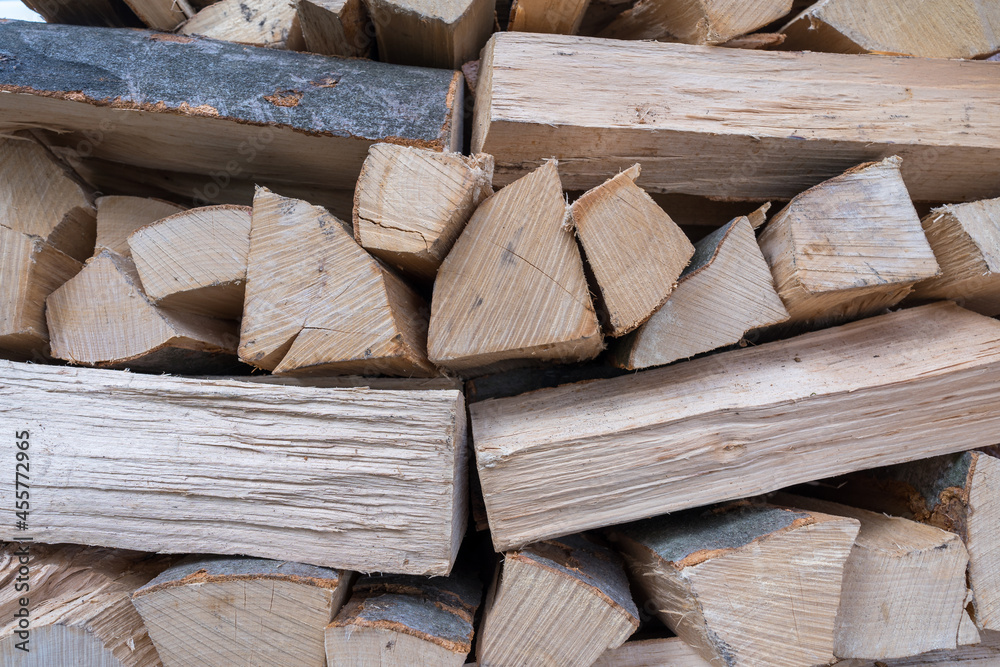 Aufgestapelter Haufen Kaminholz in kleinen Scheiten Aufgestapelter Haufen Kaminholz in kleinen Scheiten