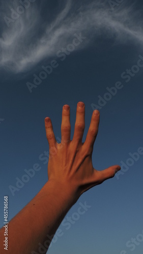 hand and sky background © Vitaliy