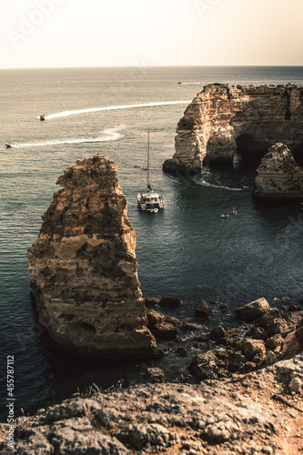 Playa rocosa con barco