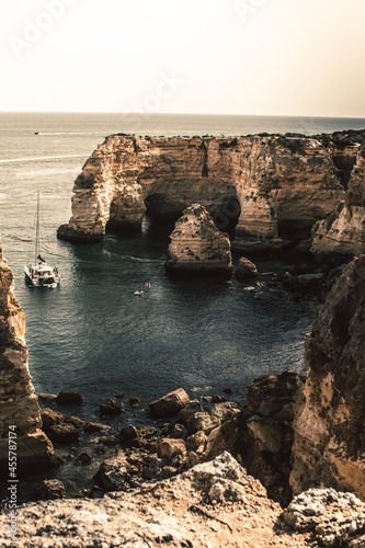 Playa rocosa con barco