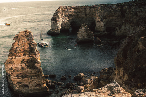 Playa rocosa con barco