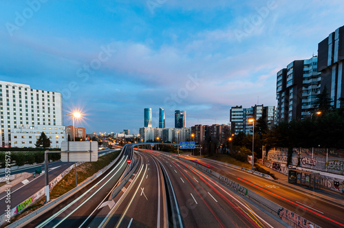 Luces nocturnas en una ciudad bulliciosa