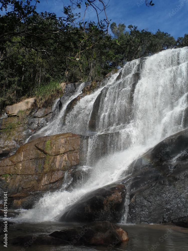 Fototapeta premium Cachoeira do Felix no município de Bueno Brandao, suas aguas caem de um penhasco rochoso formando piscinas naturais para banho.