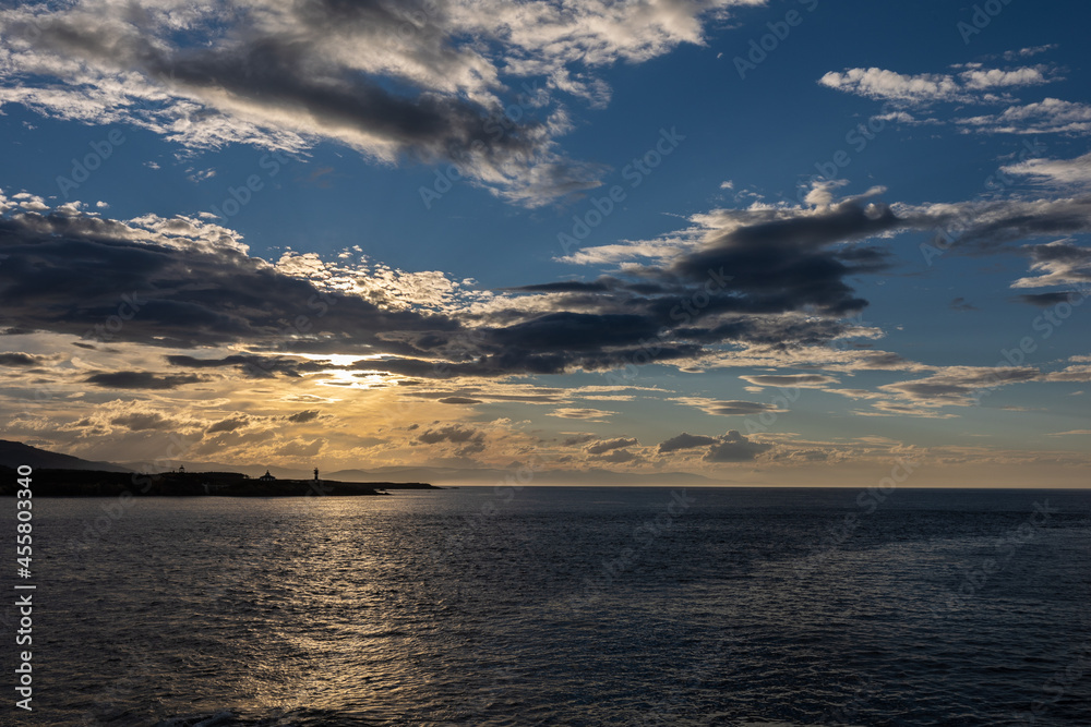 Evolution of the storm on the Cantabrian coast until the spectacular multicolored sunset! Evolution of the storm on the Cantabrian coast until the spectacular multicolored sunset!