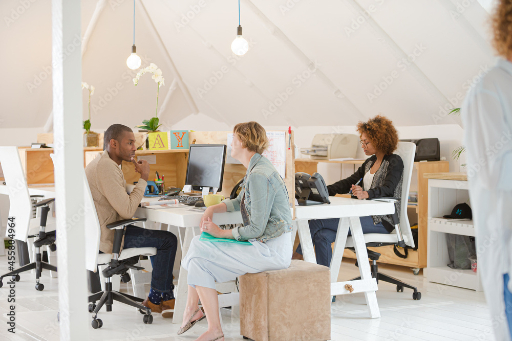 Obraz premium Woman and man sitting and working in office