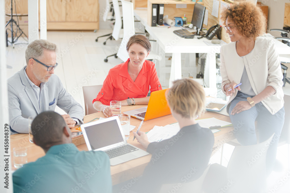 Fototapeta premium Office workers having meeting at desk