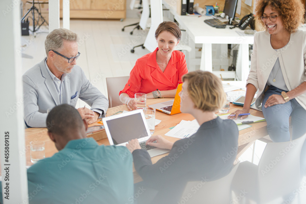 Obraz premium Office workers having meeting at desk