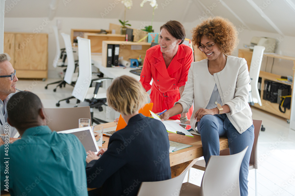 Fototapeta premium Office workers having meeting at desk