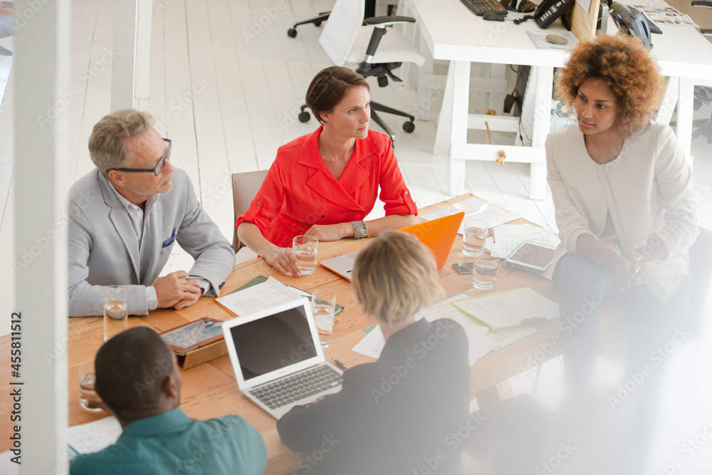 Fototapeta premium Office workers having meeting at desk