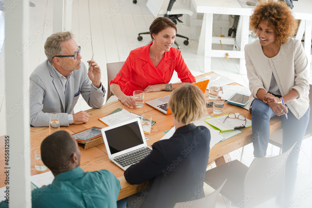 Obraz premium Office workers having meeting at desk