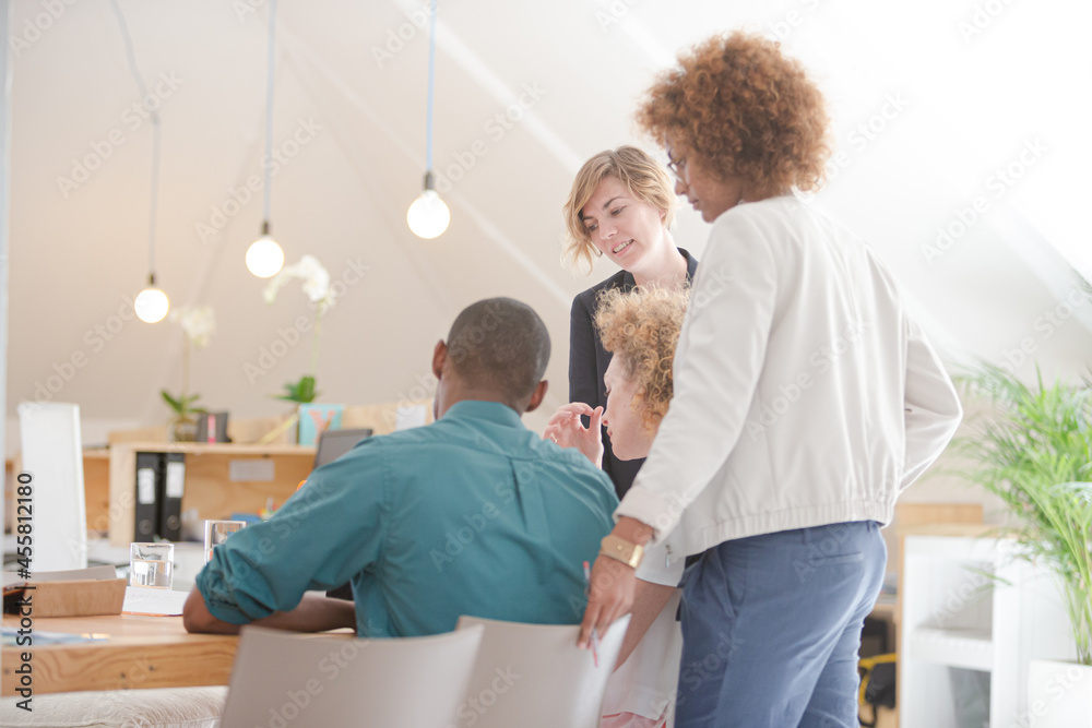 Obraz premium Office workers talking at desk