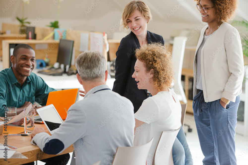 Obraz premium Office workers talking at desk