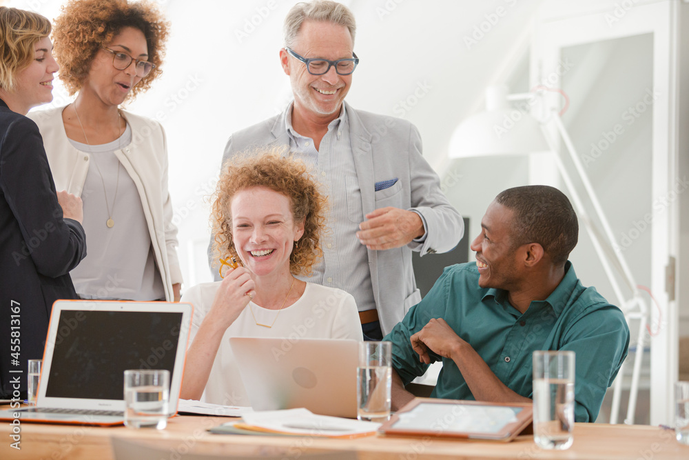 Obraz premium Office workers talking over laptop at desk