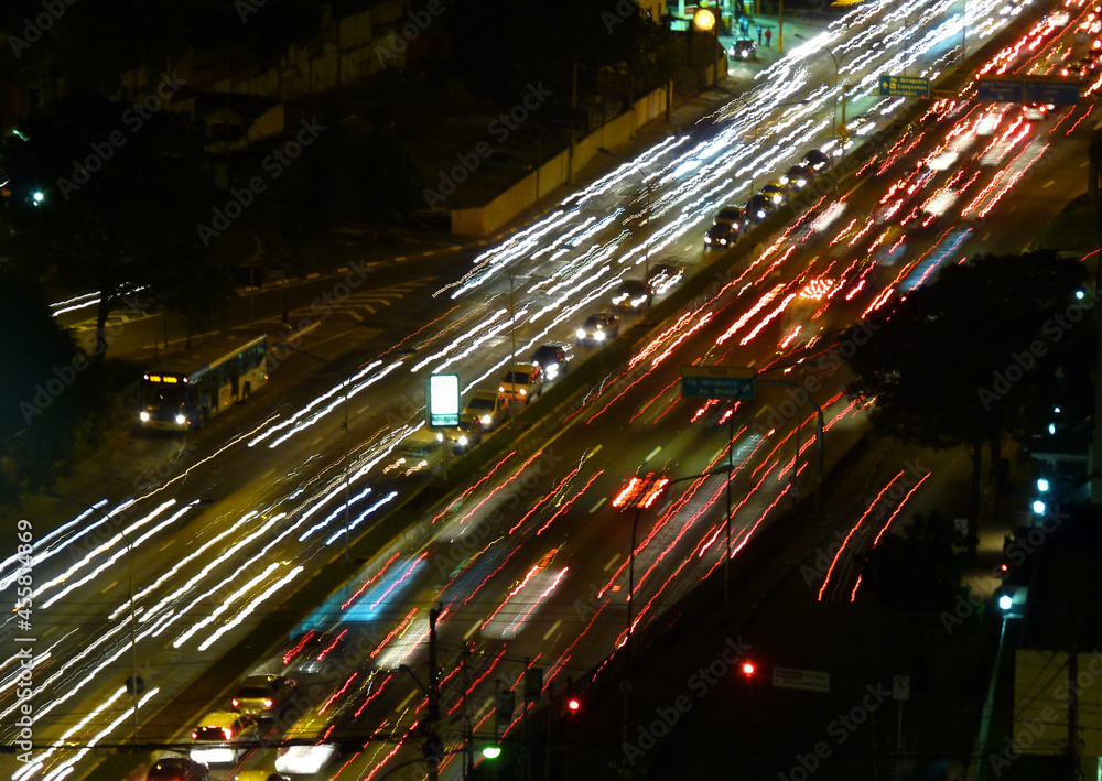 Obraz premium Heavy traffic on the Avenida 23 de Maio avenue in Sao Paulo at night during rush hour, with light trails