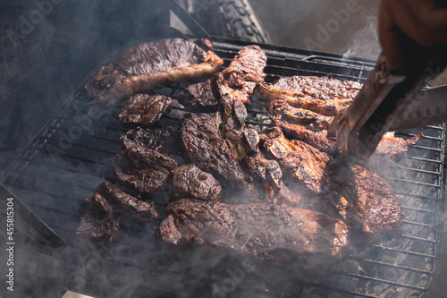 Cortes de carne al carbón