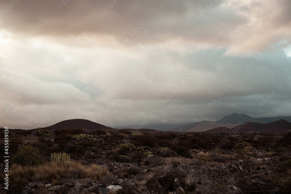 Paisaje árido y desértico con nubes misteriosas Paisaje árido y desértico con nubes misteriosas
