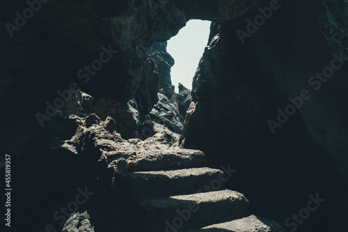 Escaleras naturales entre rocas volcánicas. Paisaje misterioso y fantástico
