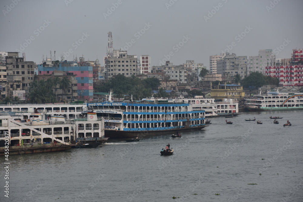 バングラデシュの首都のダッカ。
船着場のショドルガット。
川岸に停留中のフェリー。
川を渡る渡し船。