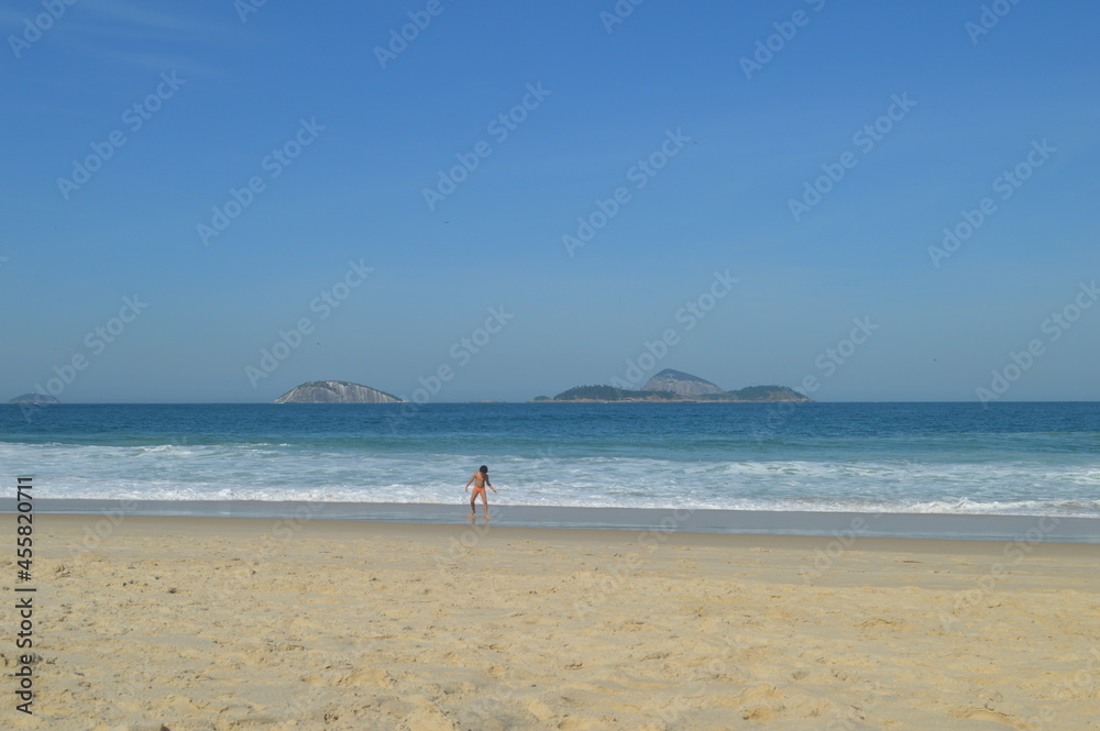 Criança brincando na praia de Ipanema, Rio de janeiro brazil