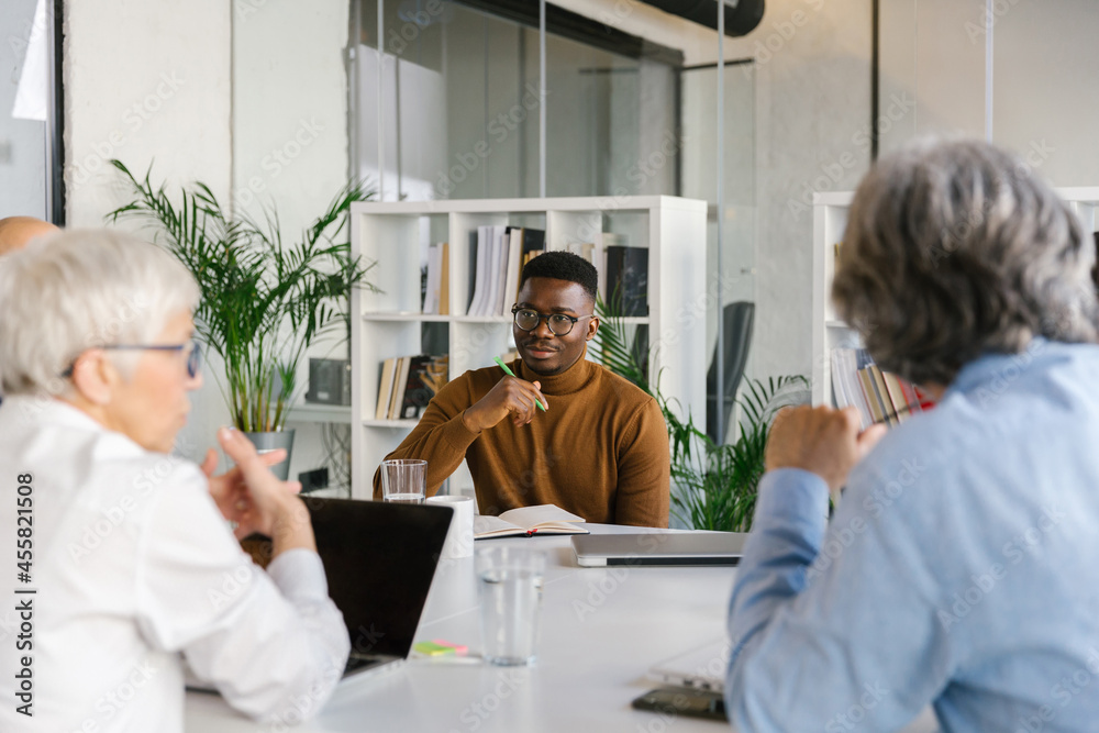 © Mihajlo Ckovric/Stocksy - Businesspeople having a meeting in the office © Mihajlo Ckovric/Stocksy - Businesspeople having a meeting in the office