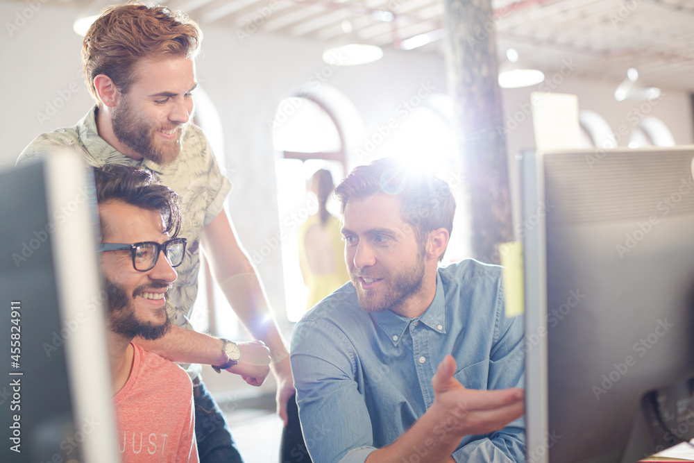 Obraz premium Casual business people using computer in office
