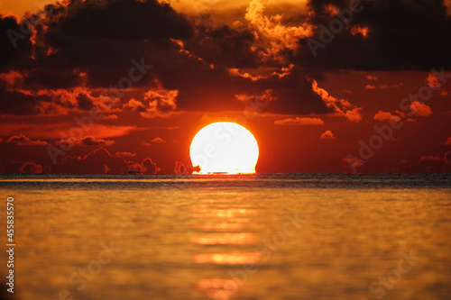 沖縄県 波照間島 ニシ浜から見た夕日
