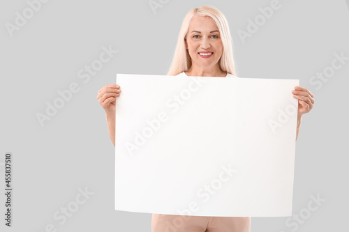 Mature woman with blank pos...