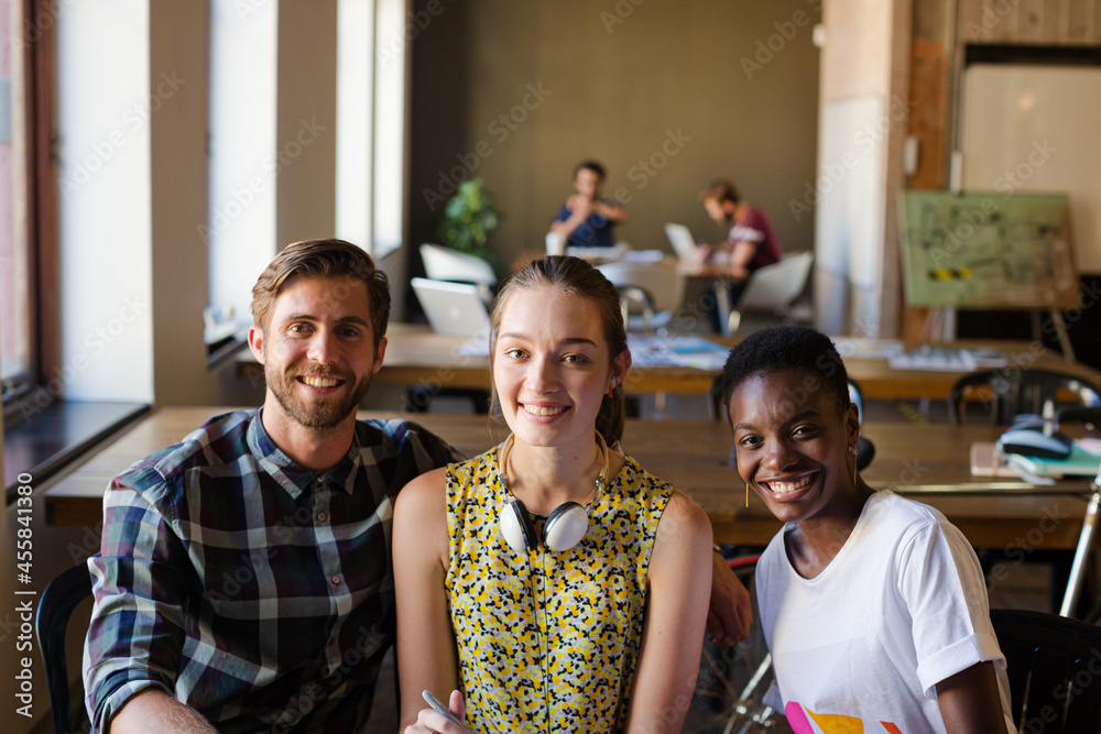 Obraz premium Portrait smiling creative business people in meeting