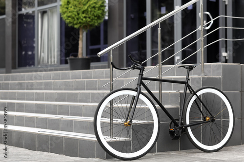 Fotografi Modern bicycle parked on city street