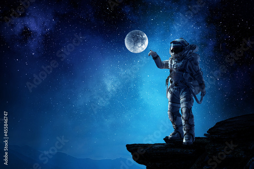 astronauta-chodzacy-po-niezbadanej-planecie