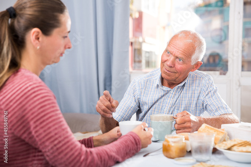 Tableau sur toile Elderly father threatens finger of her adult daughter