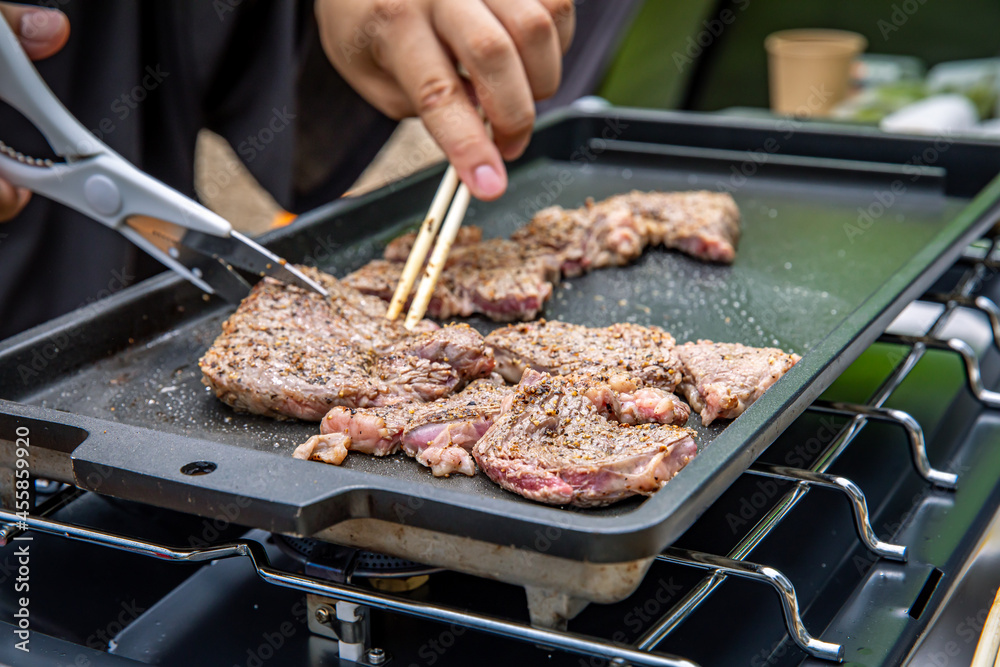 Naklejka premium バーベキュー、キャンプ飯、外で過ごす休日、ガーリックステーキ、アウトドア料理