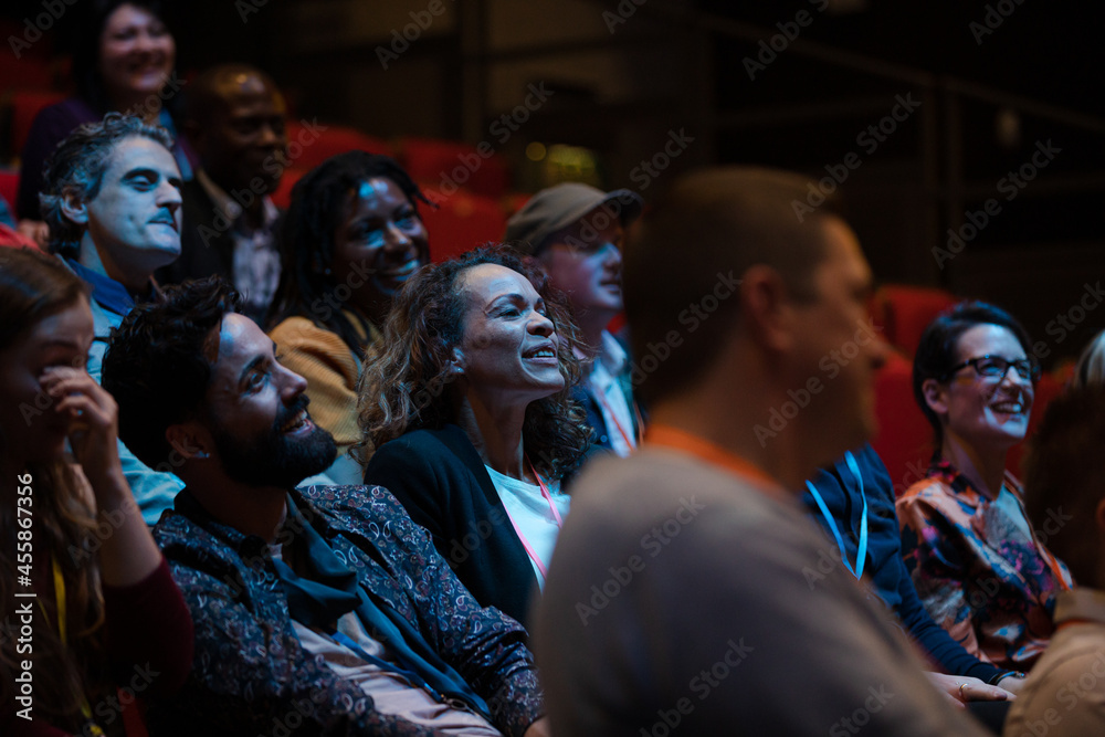 Obraz premium Happy audience in dark room