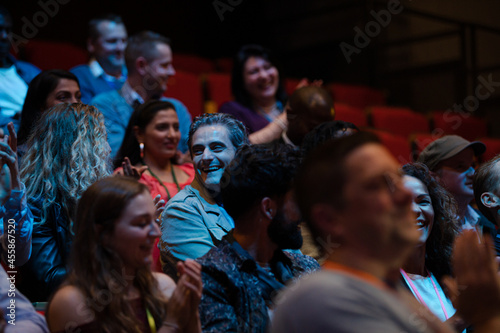 Happy audience in dark room © KOTO