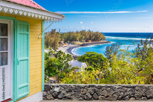 Maison créole avec vue sur la baie de saint leu, île de la Réunion  photo