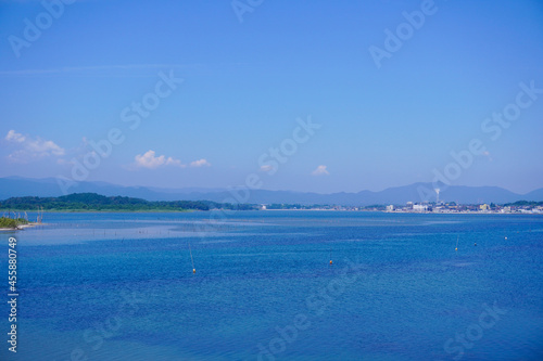 美しく青い湾の風景、福島県相馬市松川浦 © Julie