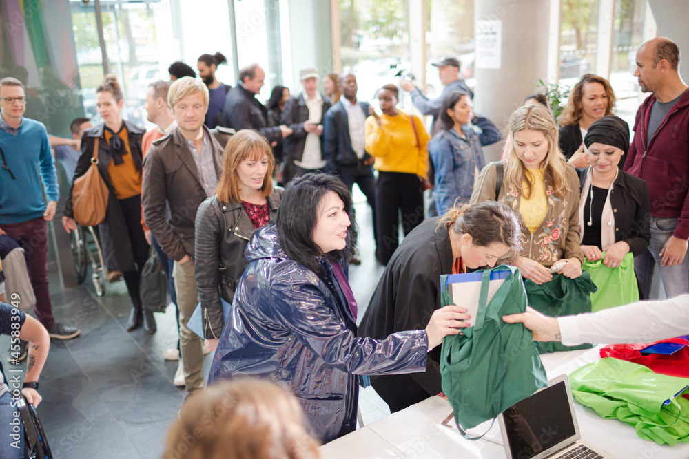 Obraz premium Peoplesigning up for conference