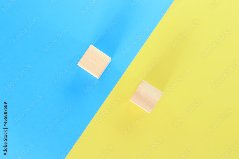 青と黄色の背景に積木が二つ 1 青と黄色の背景に積木が二つ 1