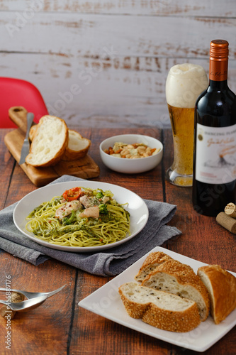 美味しい パスタ と ワイン ビール で 楽しい パーティー の テーブル