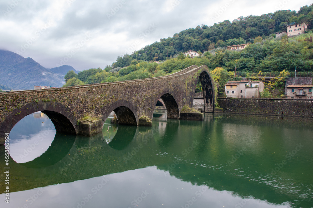 Perspektivische Ansicht der Ponte della Maddalena - Teufelsbrücke in der Toskana an einem Herbsttag
