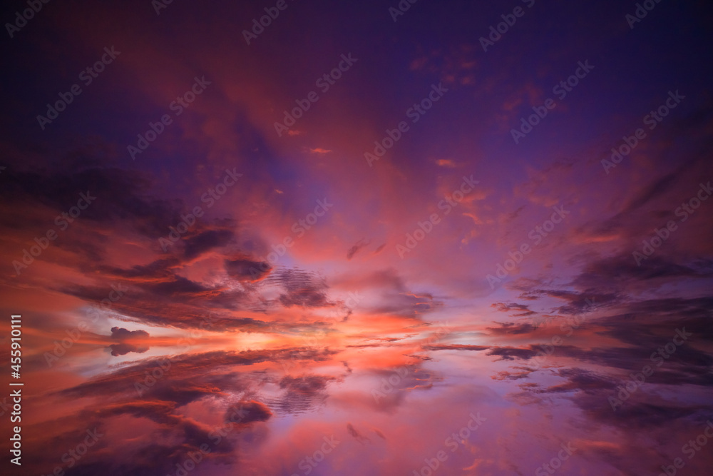 Naklejka premium The colorful sky is beautiful in the evening.