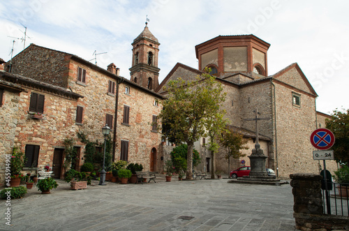 Fototapeta Naklejka Na Ścianę i Meble -  Piazza del Tribunale - Court Square, in the historic center of Lucignano, Tuscany, Italy. 