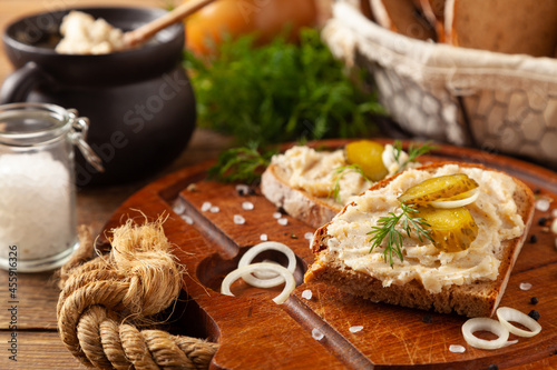 Fotografi Sandwich with lard and pickled cucumber