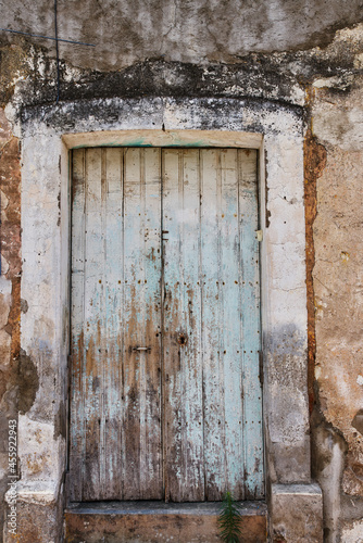 Fachada de puerta antigua de madera con desgaste de pintura con espacio de copia © GERMAN