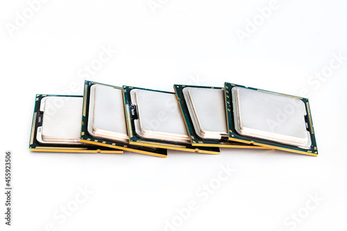 Plakat scattering cpu processor chip on white isolated background